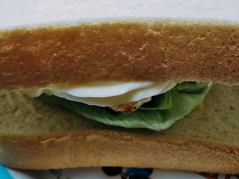 レタスタマゴハーブウインナのサンドイッチ